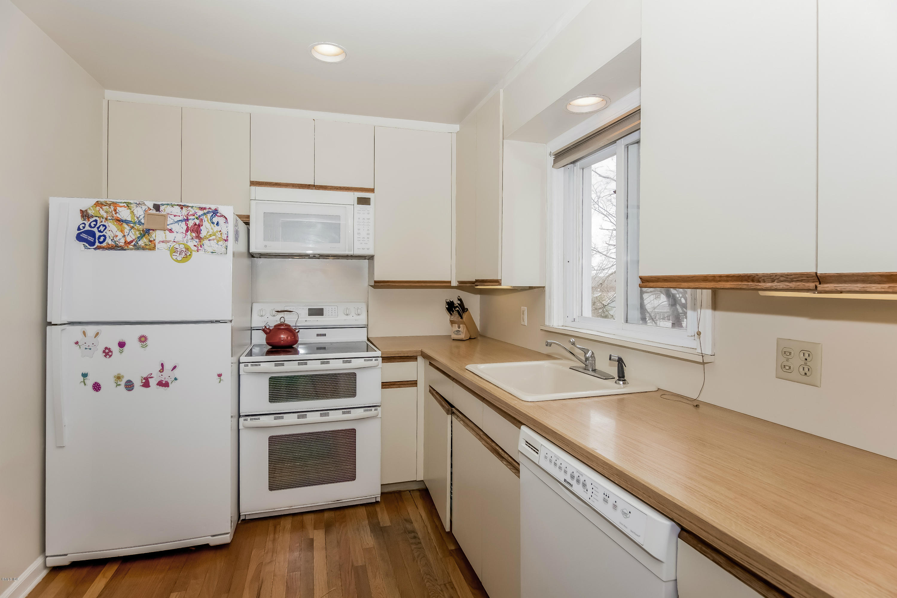29 Homestead Road Greenwich, CT 06831 - Photo 10 of 27 010-Kitchen___Breakfast_Room-883585-prin