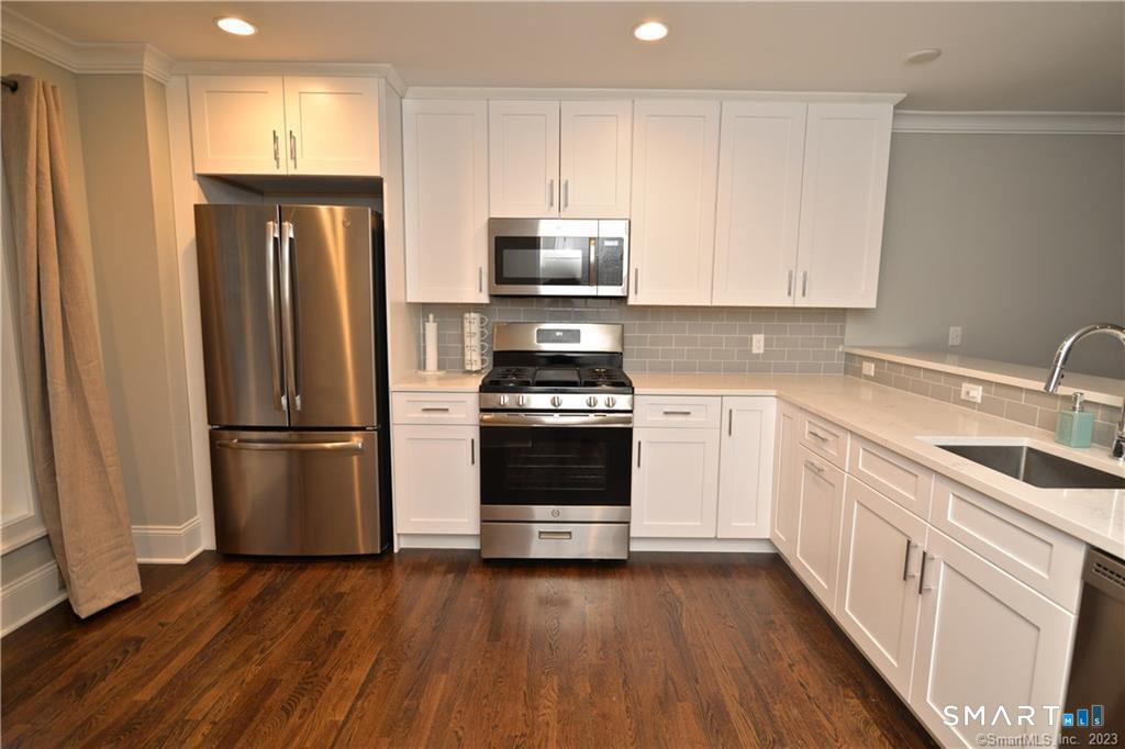115-71 Colonial Road Stamford, CT 06906 - Photo 7 of 29 Quartzalite counters & SS Appliances