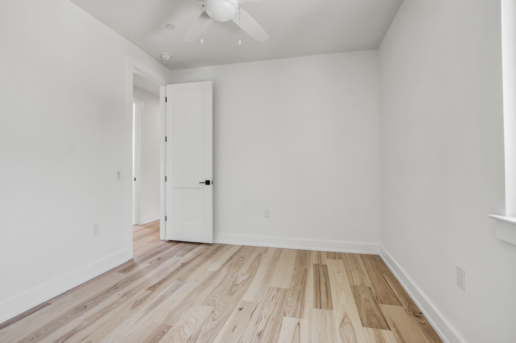 4127 East 12th Street, Unit 4 Austin, TX 78721 - Photo 25 of 32 Unfurnished room featuring a ceiling fan, wood finished floors, baseboards, and a smoke detector
