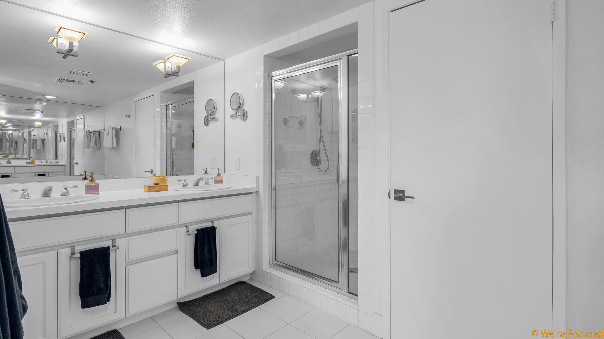 100 East Stevens Road, Unit 507 Palm Springs, CA 92262 - Photo 20 of 25 a bathroom with a double vanity sink mirror and shower