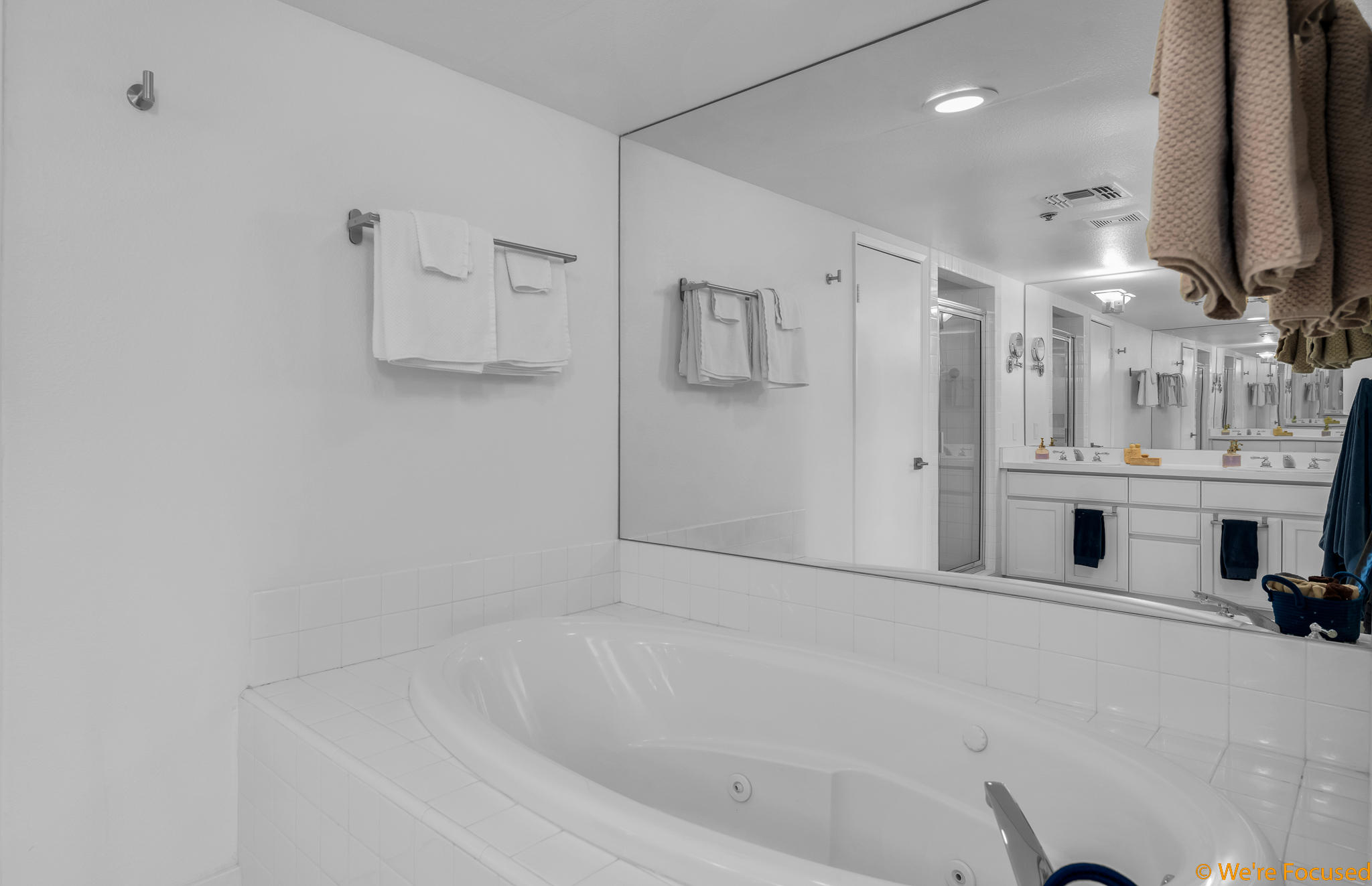 100 East Stevens Road, Unit 507 Palm Springs, CA 92262 - Photo 21 of 25 a bathroom with a bathtub and a shower