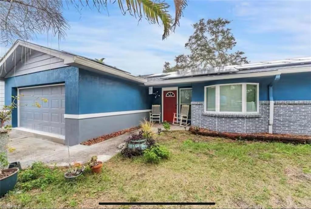 10825 Twin Palms Ranch Road Gibsonton, FL 33534 - Photo 2 of 19 a front view of a house with a yard