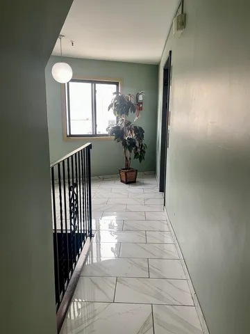 a view of entryway with livingroom