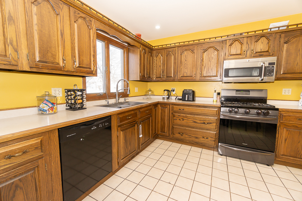 45W962 Plank Road Hampshire, IL 60140 - Photo 11 of 63