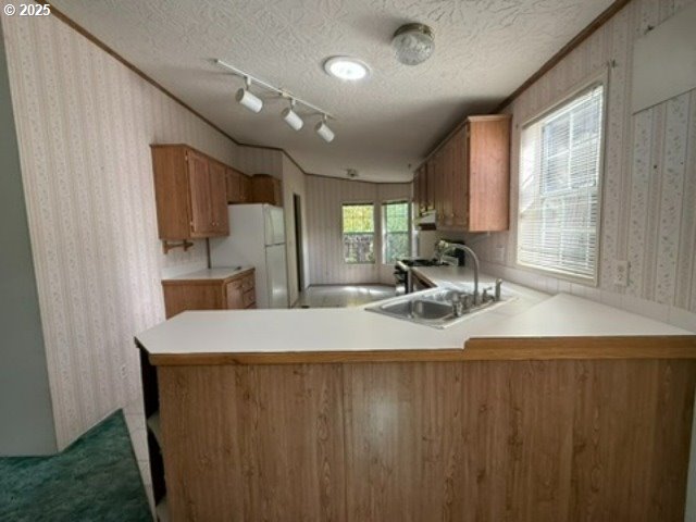 1401 West Ellendale Avenue, Unit 9 Dallas, OR 97338 - Photo 14 of 34 a large kitchen with a large window