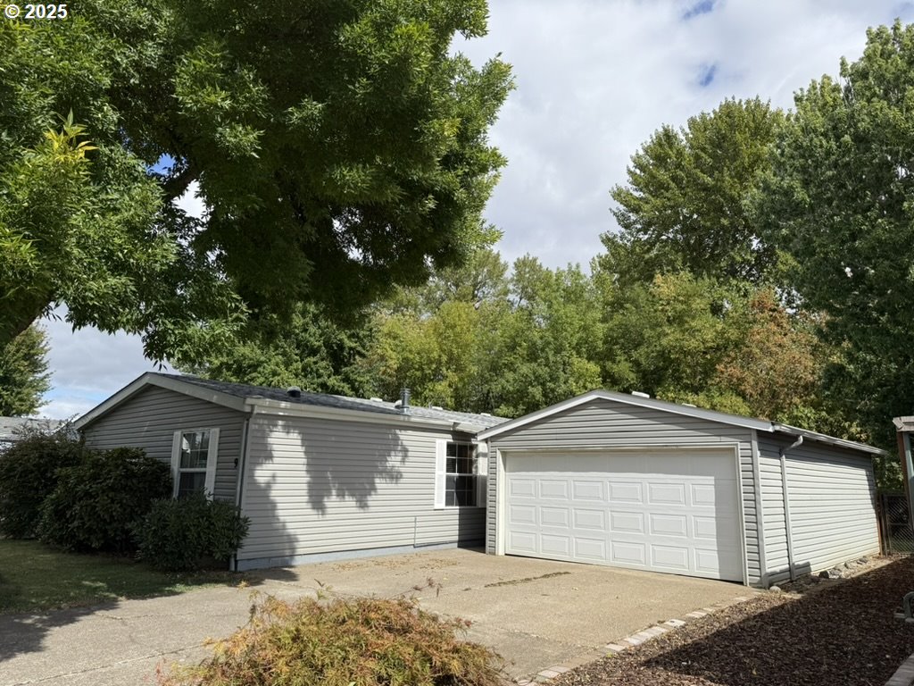1401 West Ellendale Avenue, Unit 9 Dallas, OR 97338 - Photo 2 of 34 a front view of a house with a garden