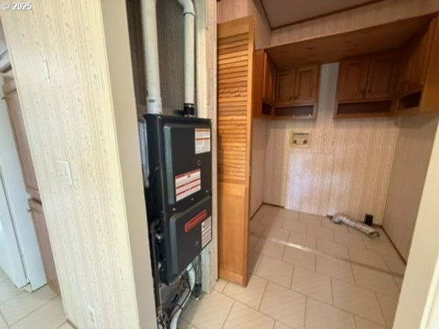 1401 West Ellendale Avenue, Unit 9 Dallas, OR 97338 - Photo 22 of 34 a view of walk in closet