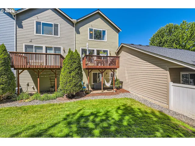 a black and white photo of a room