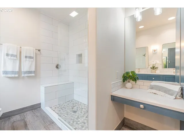 $1,025,000 | 21157 Northeast Shore Drive, Fairview, OR 97024