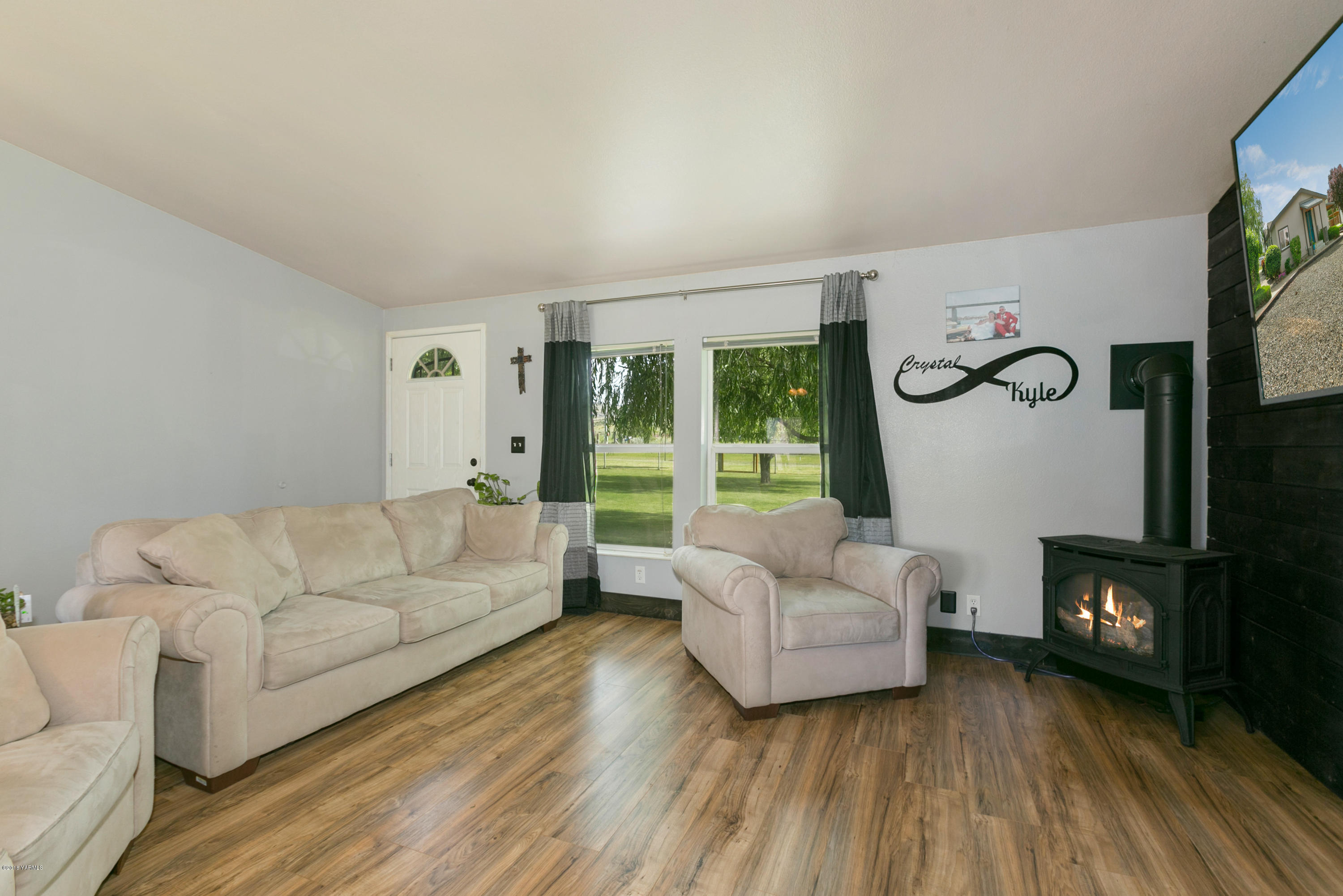 22490 Ahtanum Road Yakima, WA 98903 - Photo 2 of 20 a living room with furniture and wooden floor