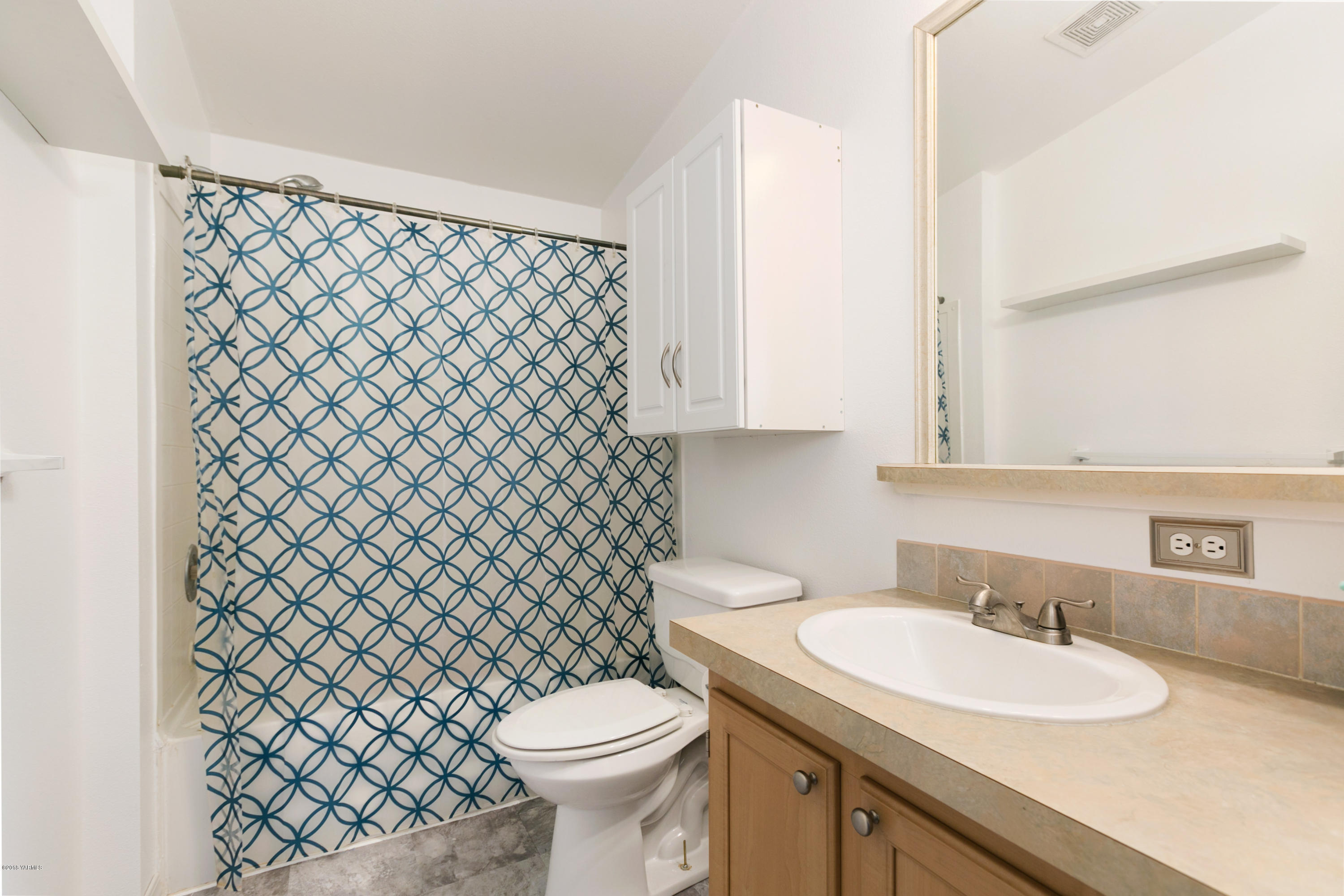 22490 Ahtanum Road Yakima, WA 98903 - Photo 14 of 20 a bathroom with a sink a toilet and a mirror