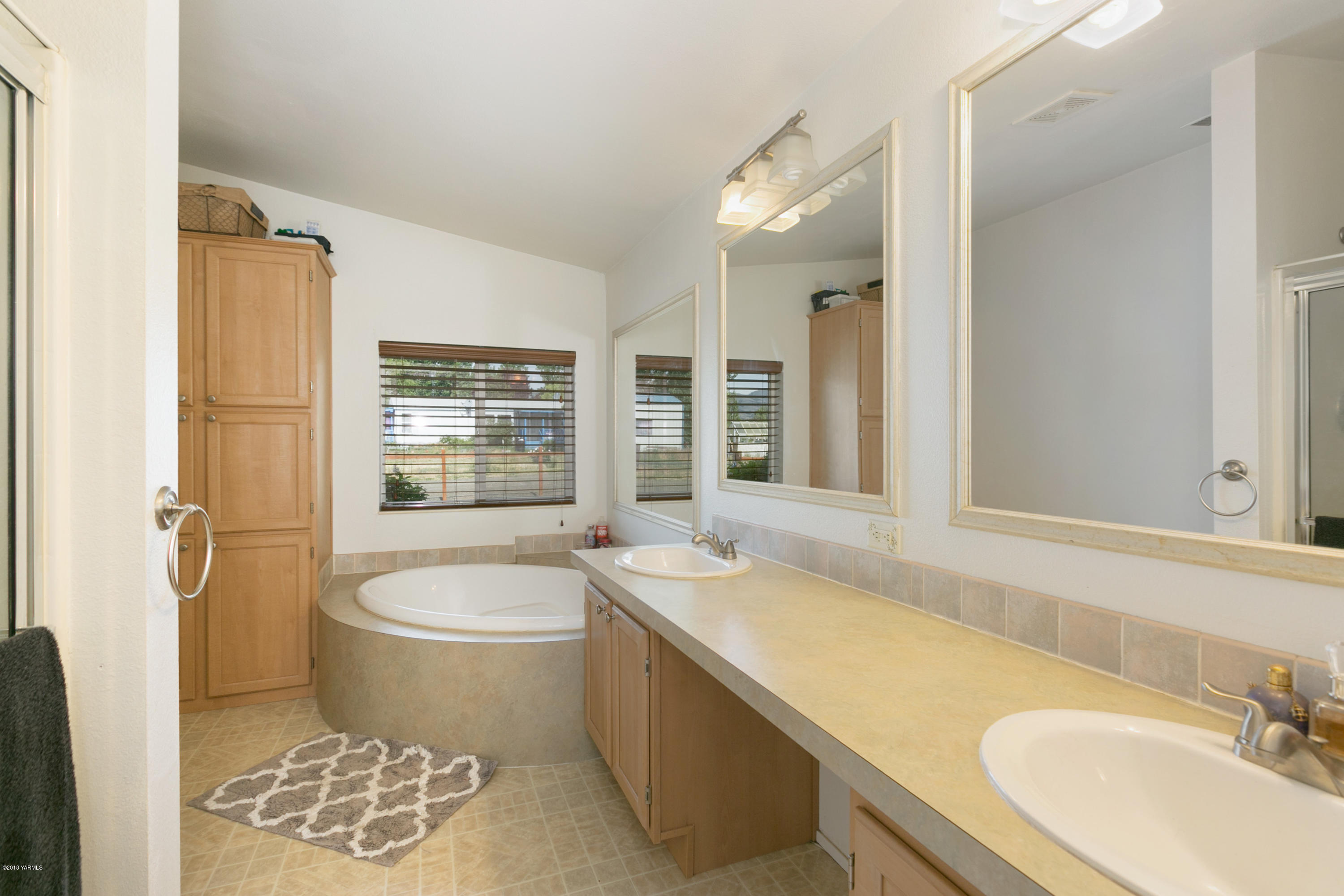 22490 Ahtanum Road Yakima, WA 98903 - Photo 10 of 20 a bathroom with a sink and a bathtub