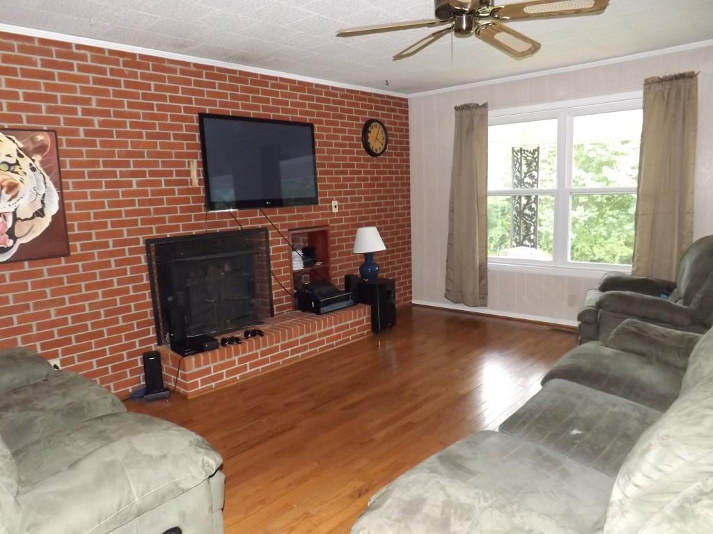 752 Kemmer Road Spring City, TN 37381 - Photo 2 of 36 main living area