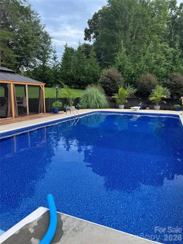 a view of a back yard