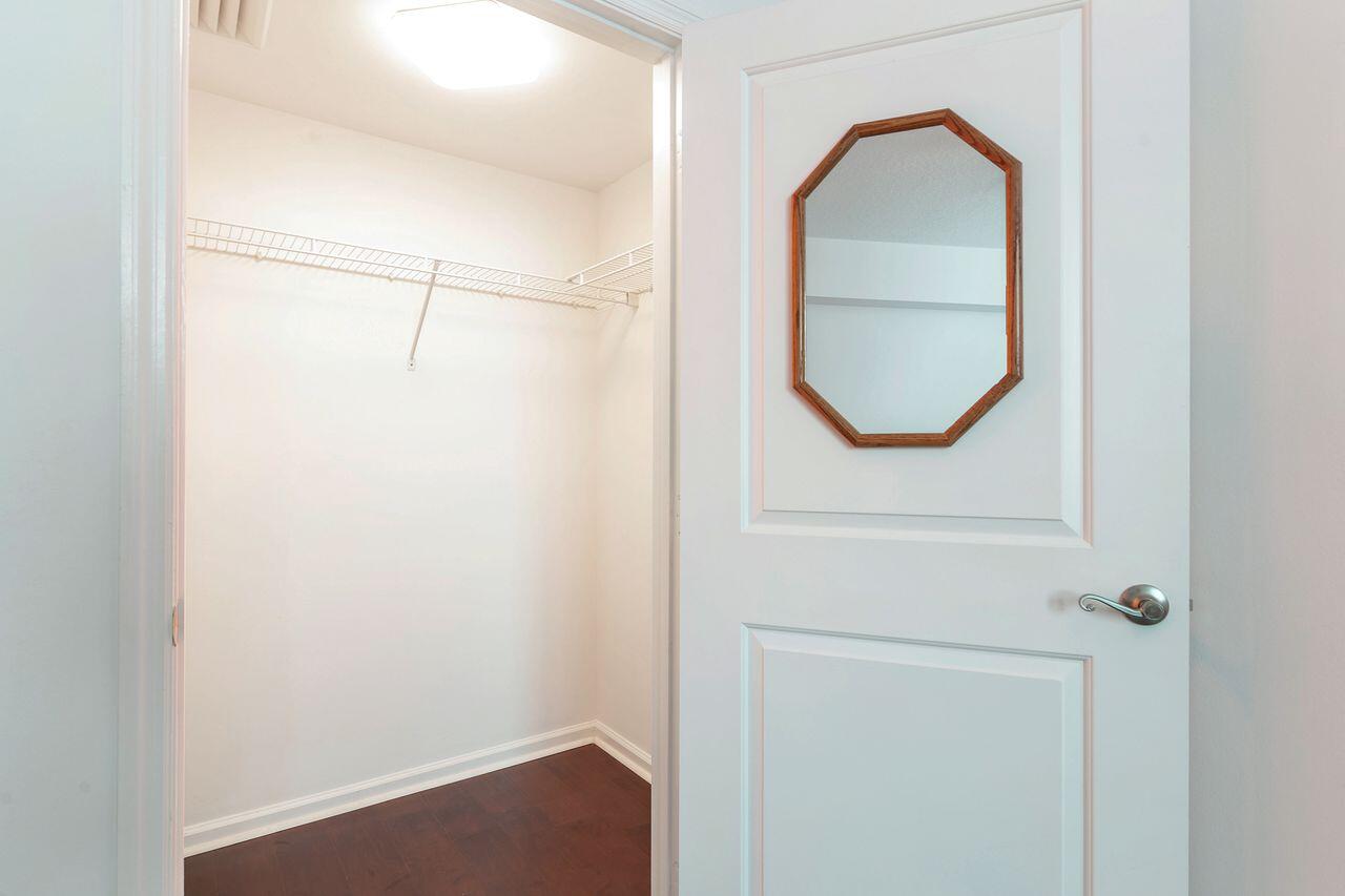 403 South Sapodilla Avenue, Unit 509 West Palm Beach, FL 33401 - Photo 19 of 42 a view of a mirror