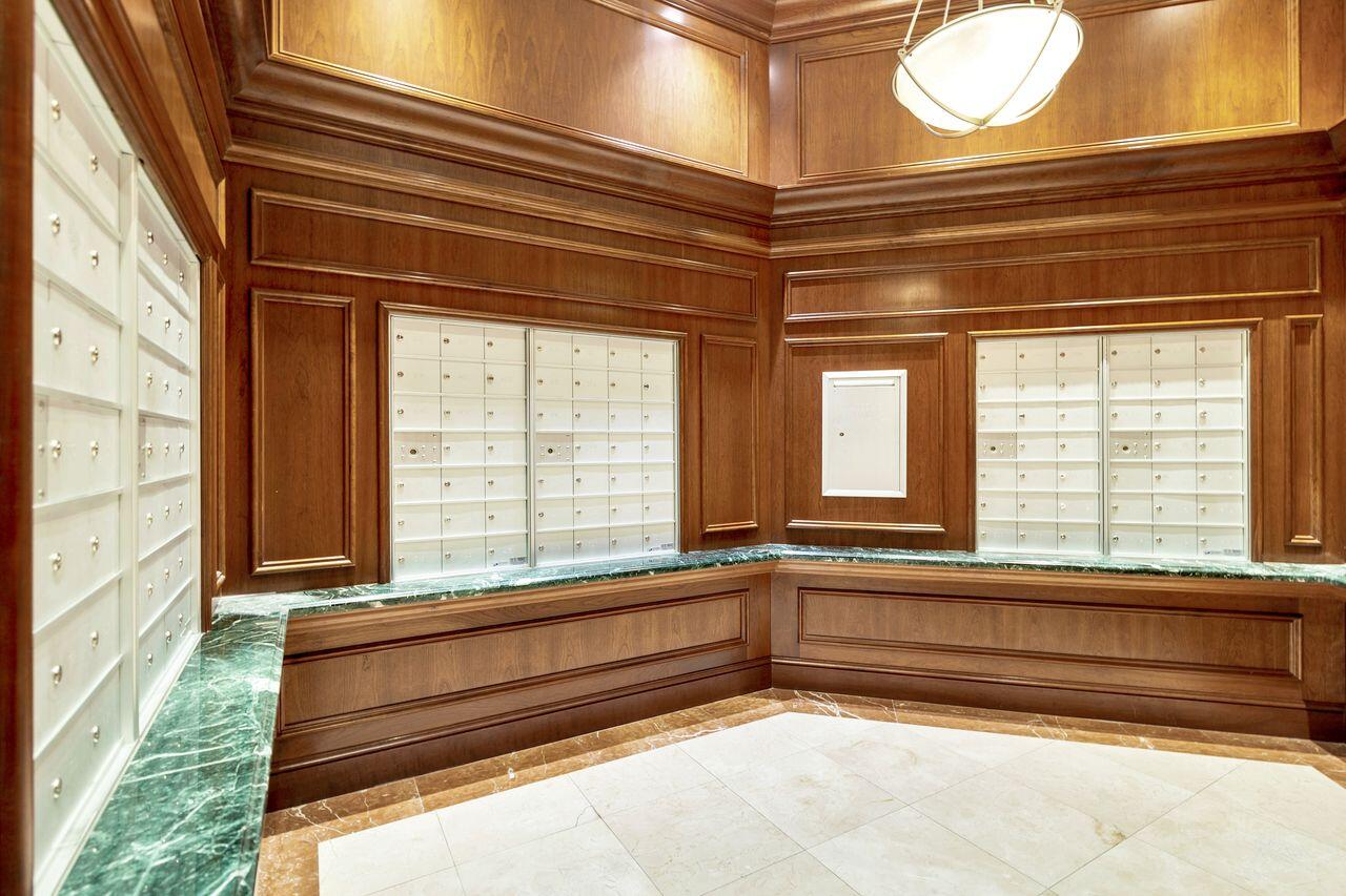 403 South Sapodilla Avenue, Unit 509 West Palm Beach, FL 33401 - Photo 35 of 42 a bathroom with a bathtub and window