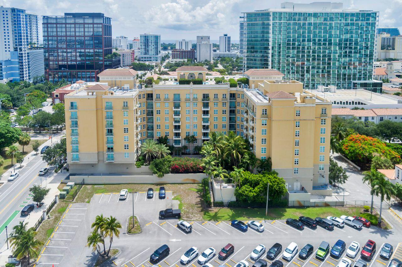 403 South Sapodilla Avenue, Unit 509 West Palm Beach, FL 33401 - Photo 38 of 42 a view of building with yard