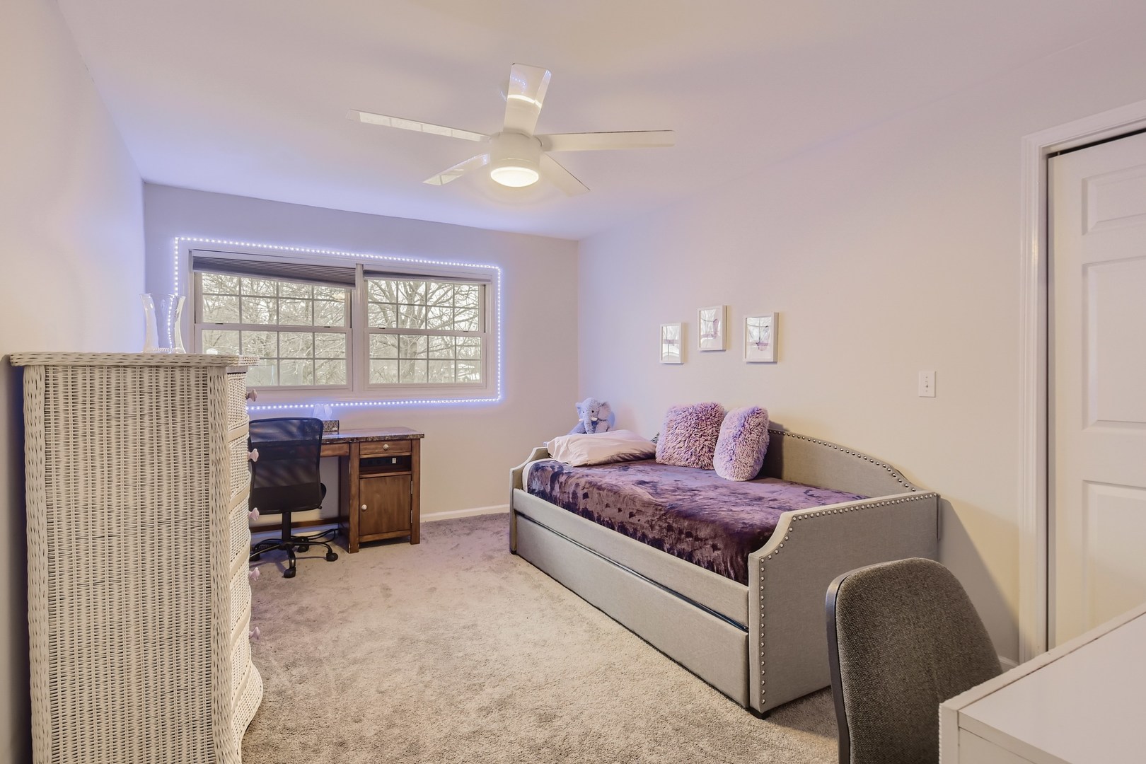 19420 Wolf Road Mokena, IL 60448 - Photo 21 of 32 a living room with furniture and a window