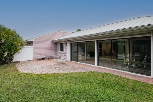a view of outdoor space yard and porch