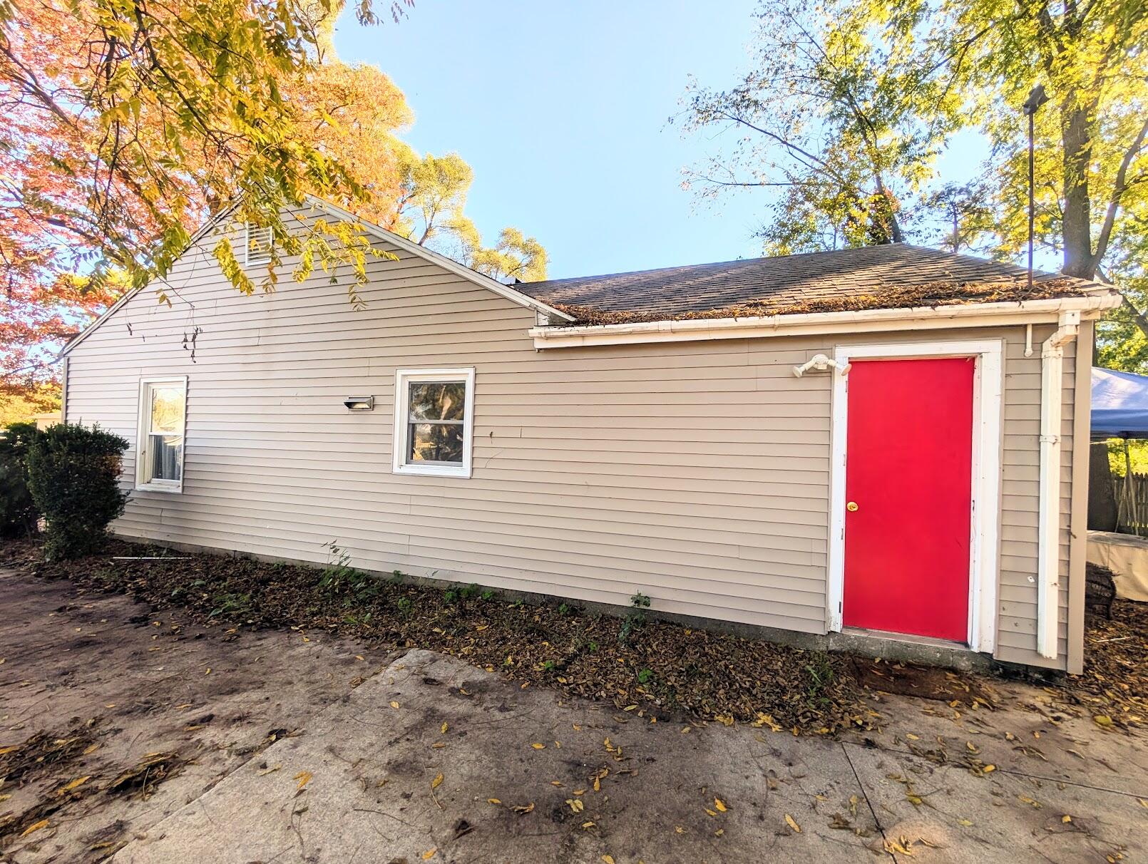 582 Riverside Drive Battle Creek, MI 49015 - Photo 4 of 24 PXL_20251016_200038129~2