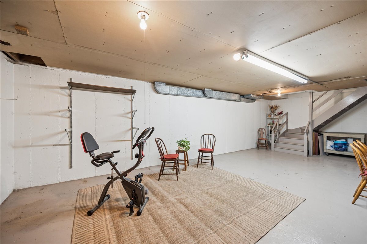 253 Summerfield Road Northbrook, IL 60062 - Photo 35 of 46 a view of a room with gym equipment