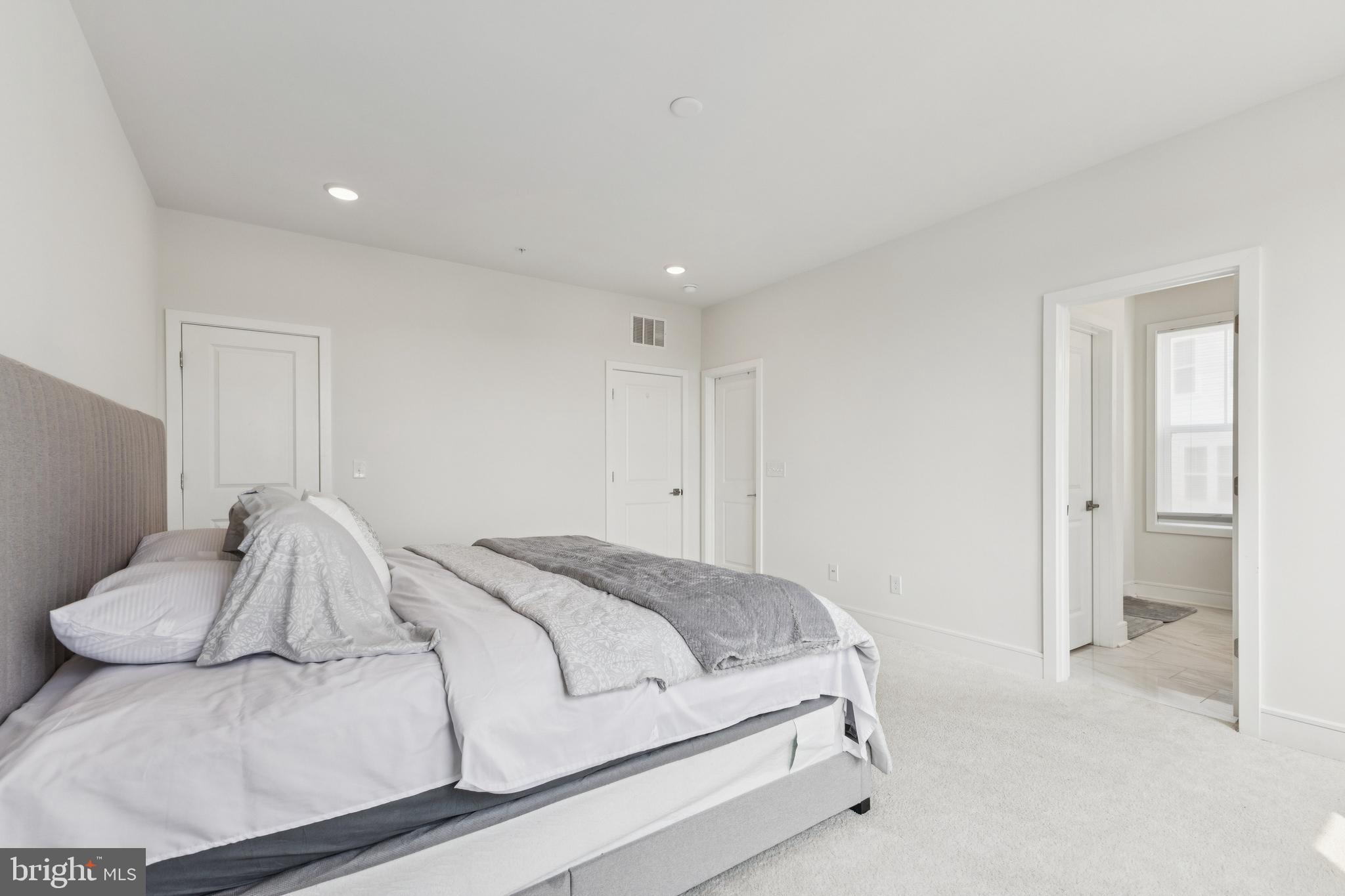 42597 Nubbins Terrace Ashburn, VA 20147 - Photo 23 of 40 a bedroom with a bed and a couch