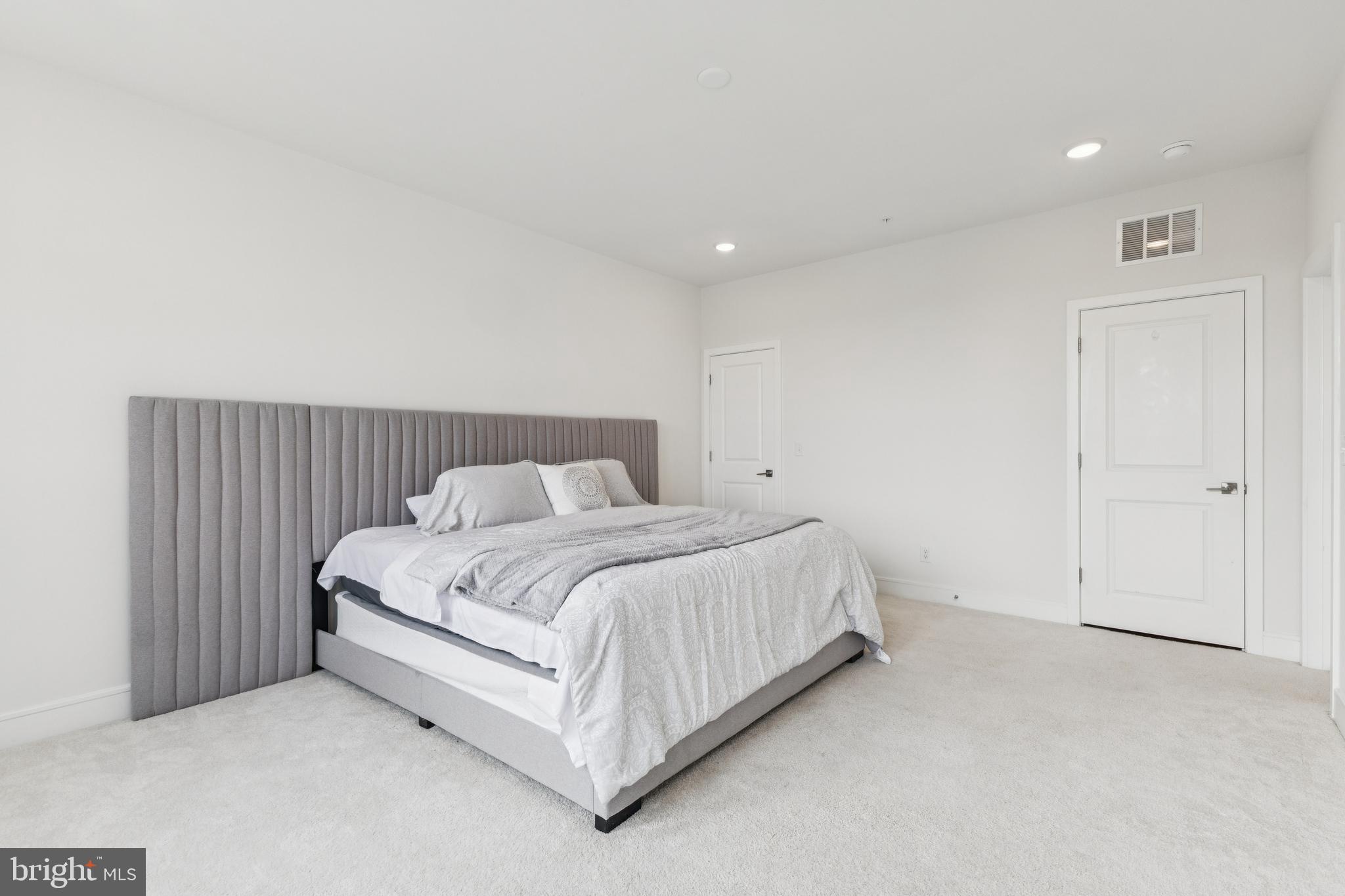 42597 Nubbins Terrace Ashburn, VA 20147 - Photo 24 of 40 a bedroom with a bed and a night stand