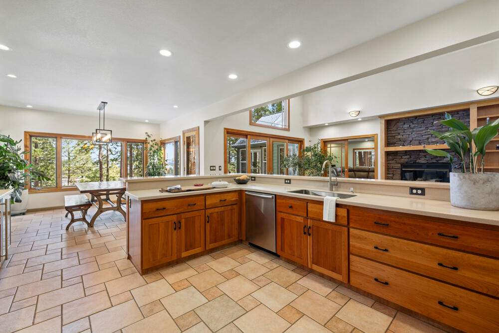 11427 Kestrel Road Klamath Falls, OR 97601 - Photo 28 of 60 11427KestrelRd.-Interiors-32