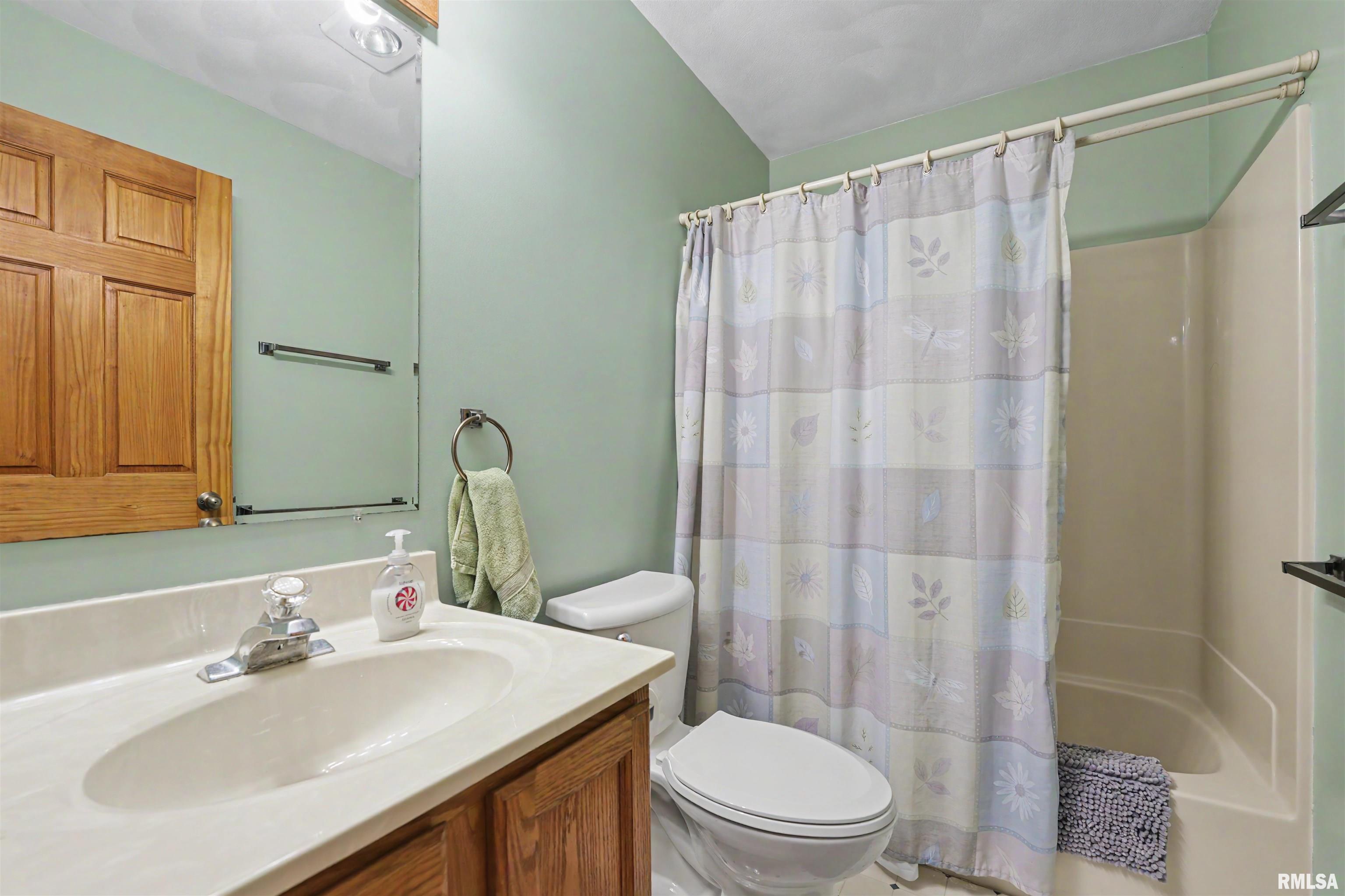 213 Woodlawn Road Lincoln, IL 62656 - Photo 17 of 36