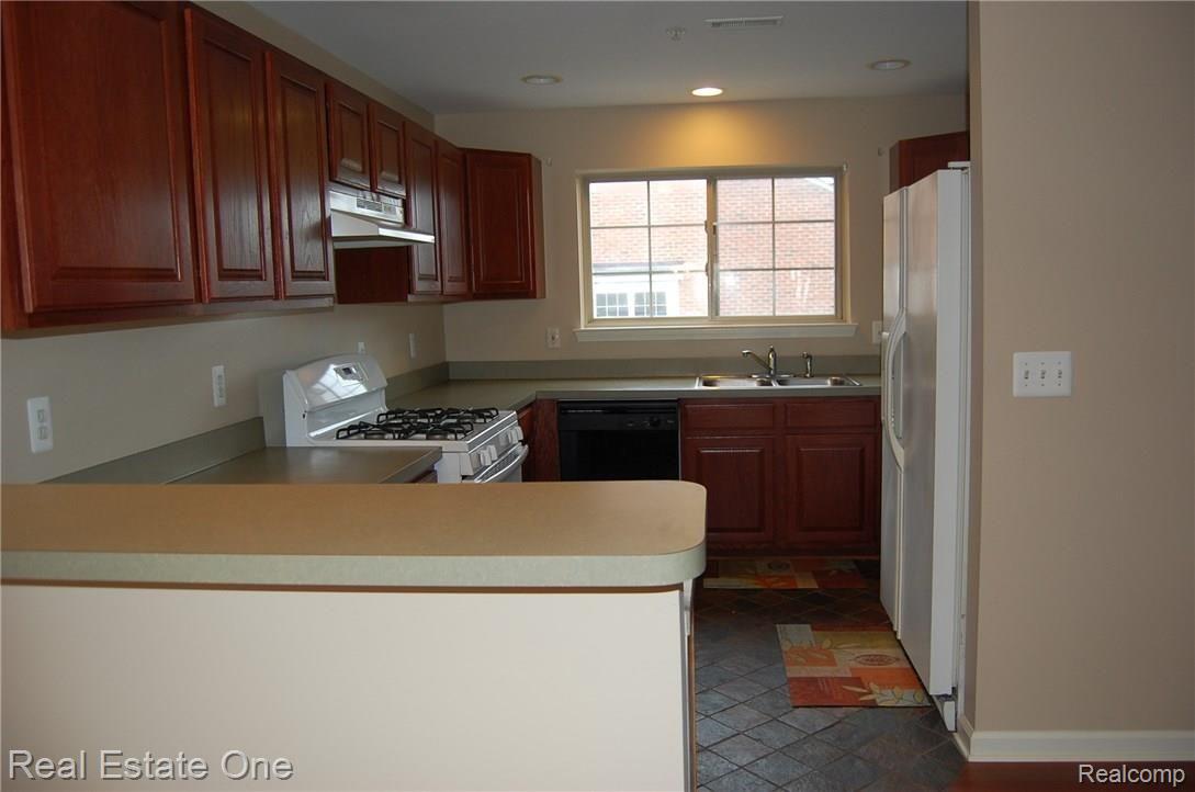 17020 Farmington Road, Unit 6 Livonia, MI 48154 - Photo 8 of 18 DSC_0705.JPG