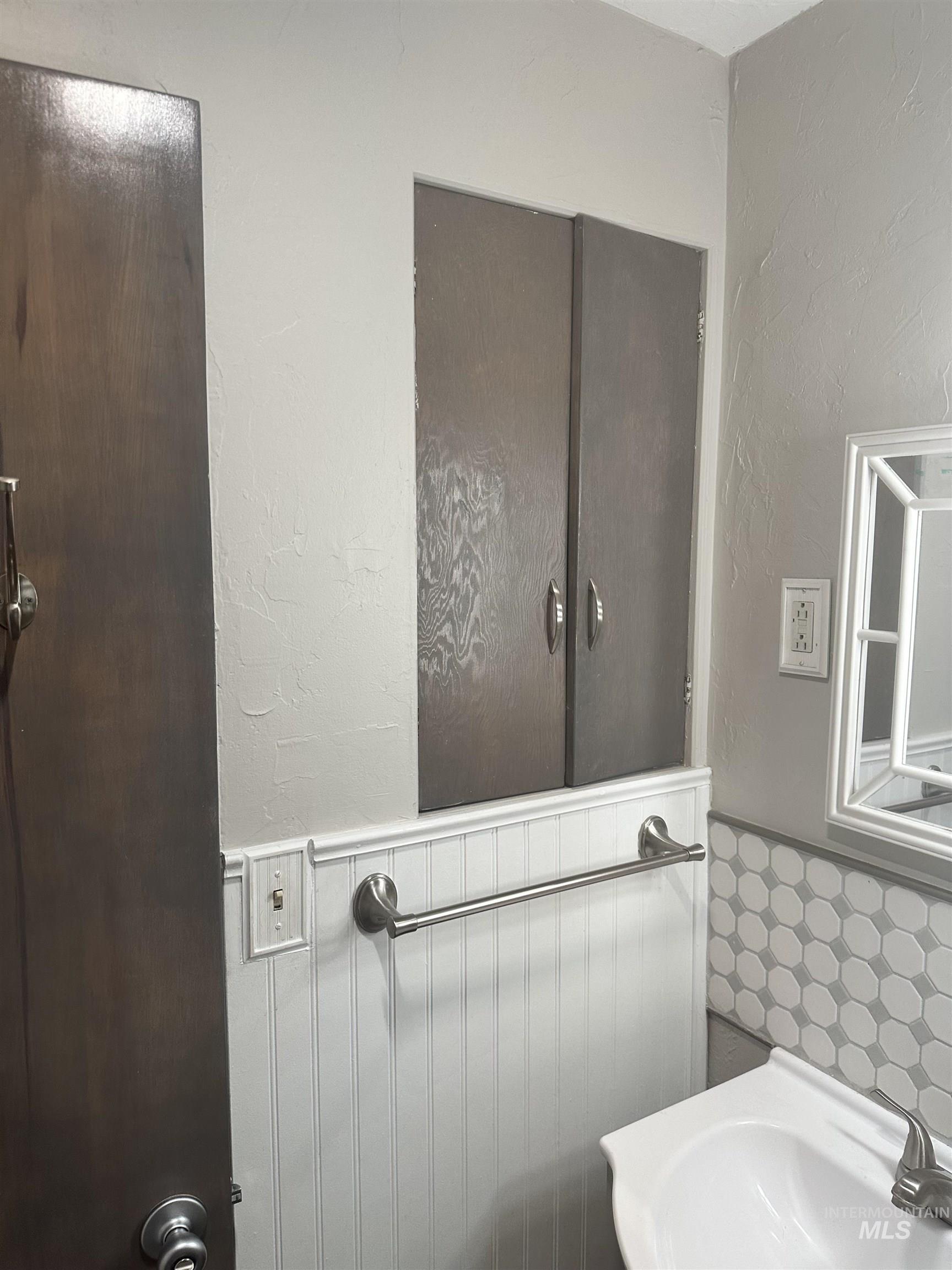 661 Southwest 3rd Street Ontario, OR 97914 - Photo 13 of 45 Half bath with a textured wall and wainscoting