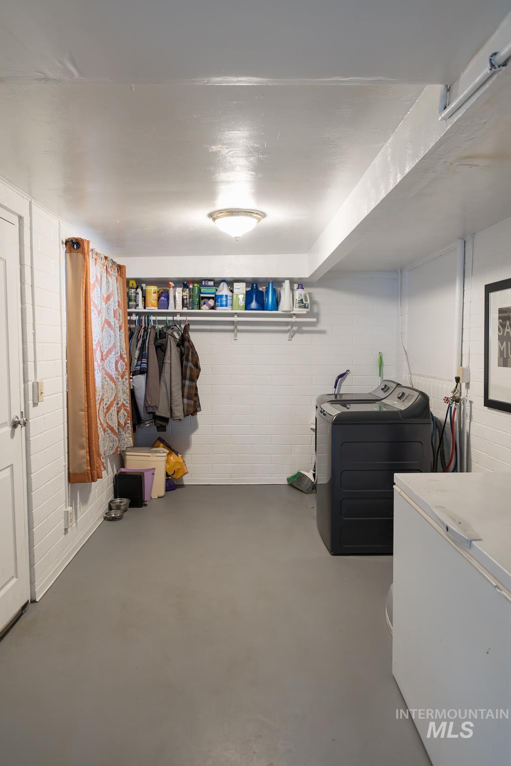 661 Southwest 3rd Street Ontario, OR 97914 - Photo 29 of 45 Laundry area with washer / dryer and concrete flooring