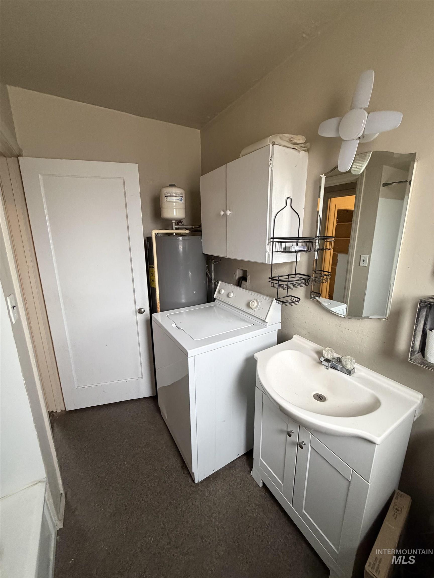661 Southwest 3rd Street Ontario, OR 97914 - Photo 43 of 45 Laundry area with washer / dryer and water heater