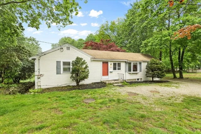 a view of a house with a yard