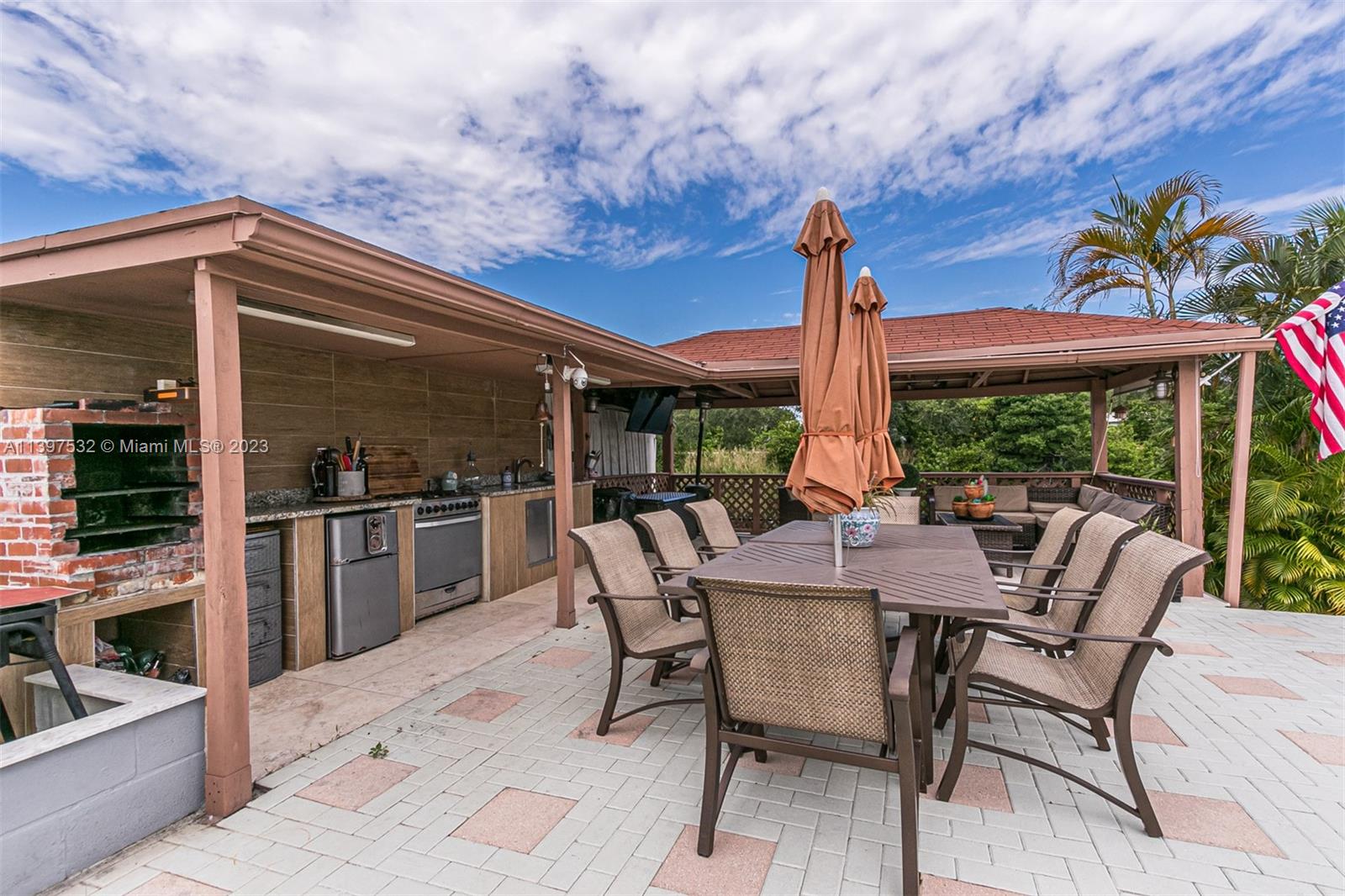 3820 Northwest 7th Avenue Deerfield Beach, FL 33064 - Photo 5 of 37 a outdoor space with a large window and furniture