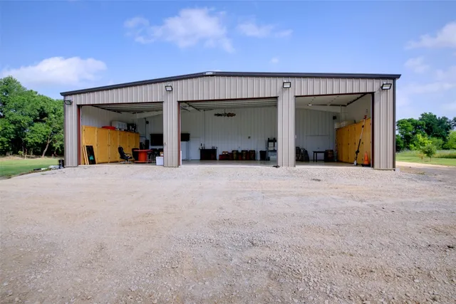 a view of a big room with closet