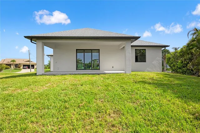 a view of an outdoor space