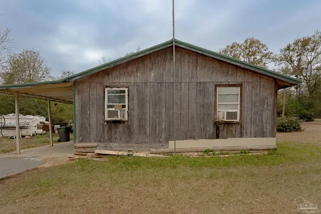 a view of a house with backyard