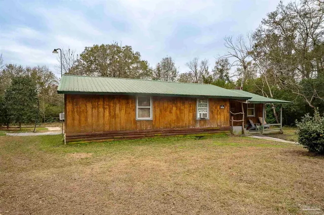 a view of a house with backyard and garden