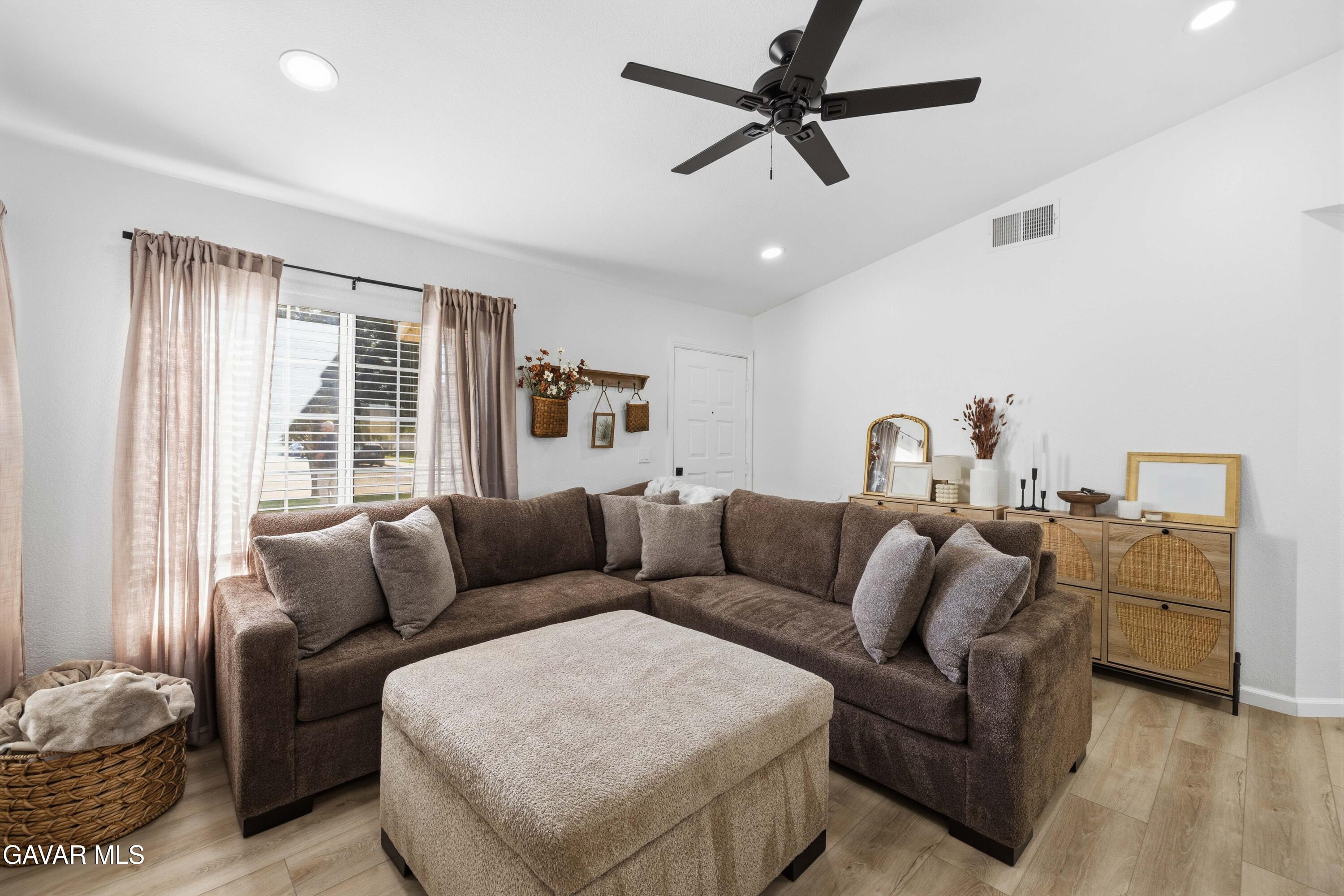 44201 Freer Way Lancaster, CA 93536 - Photo 4 of 25 44201 Freer Way-9
