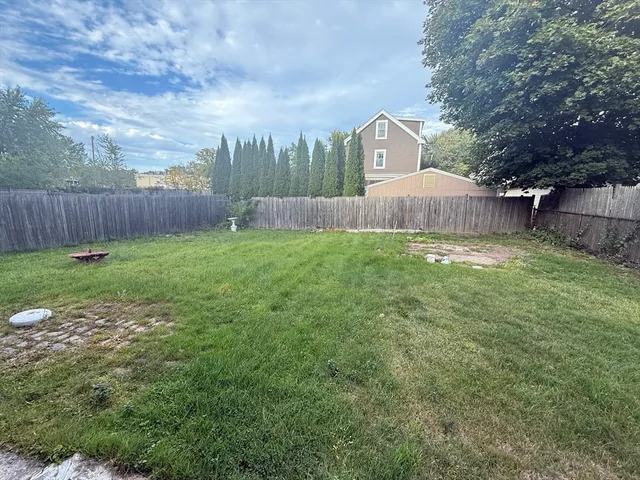 a view of a back yard