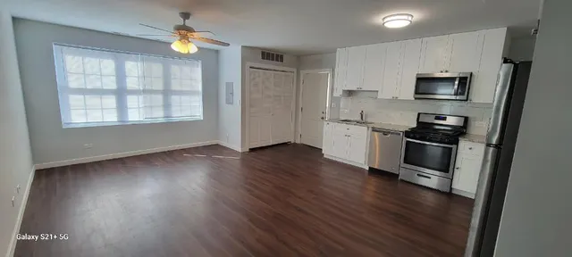 $1,800 | 7441 North Rogers Avenue, Unit 1B, Chicago, IL 60626