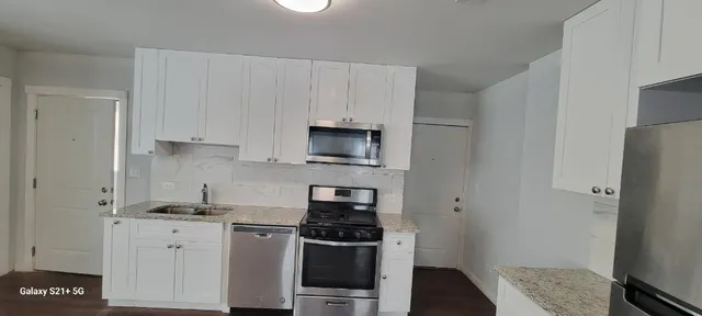 $1,800 | 7441 North Rogers Avenue, Unit 1B, Chicago, IL 60626