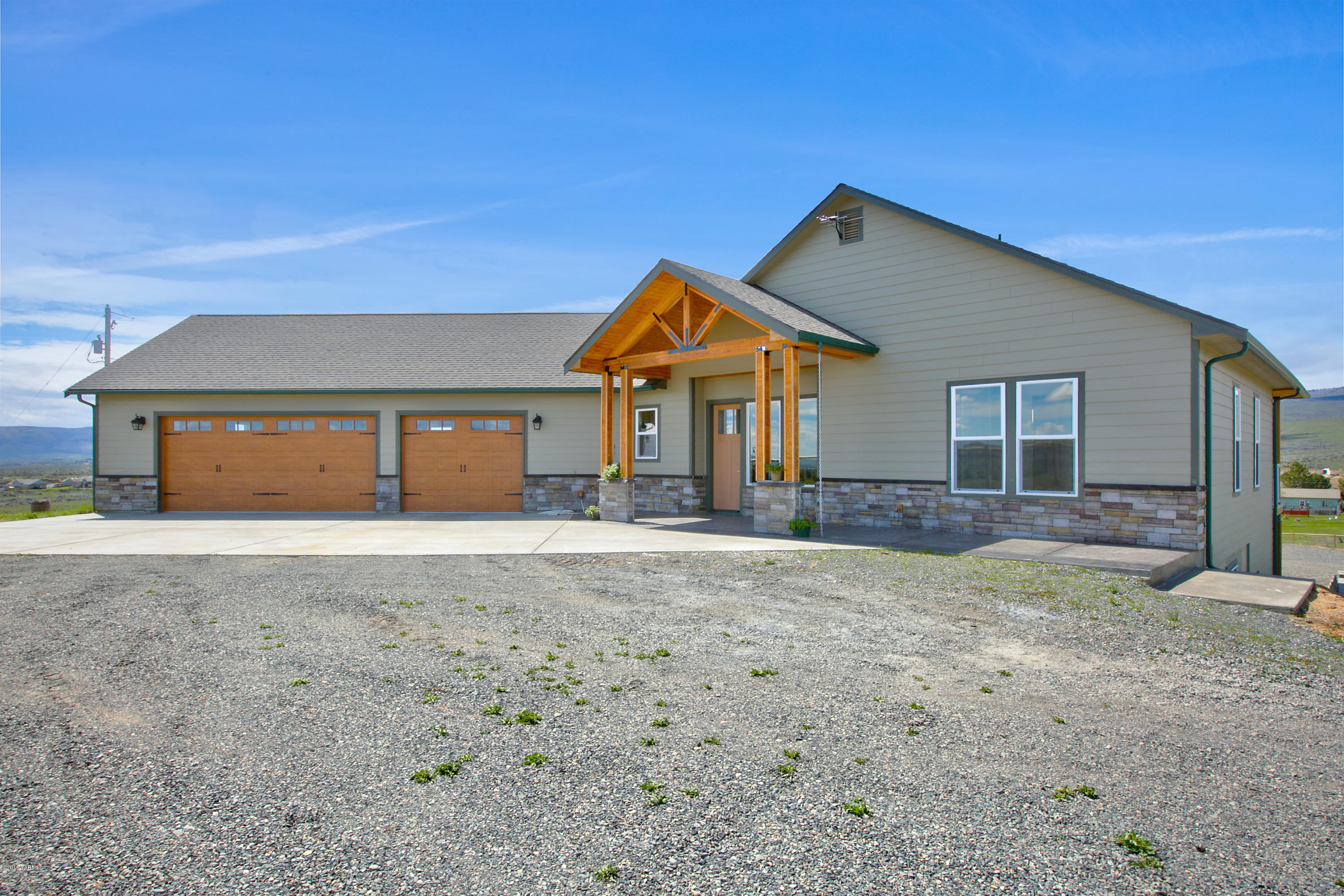 640 Winchester Road Yakima, WA 98908 - Photo 2 of 26 a front view of a house with a yard and garage