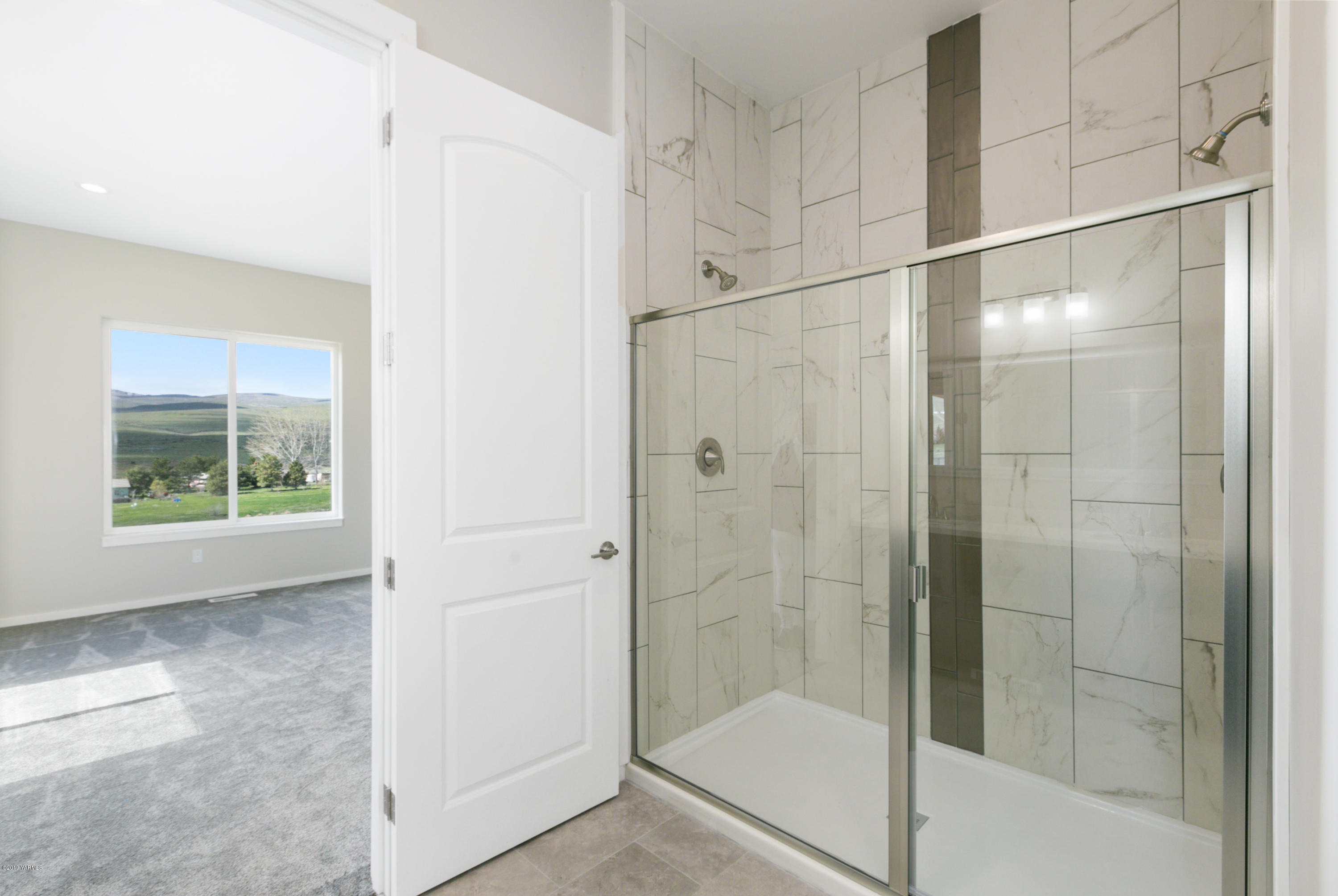 640 Winchester Road Yakima, WA 98908 - Photo 12 of 26 a bathroom with a glass shower door