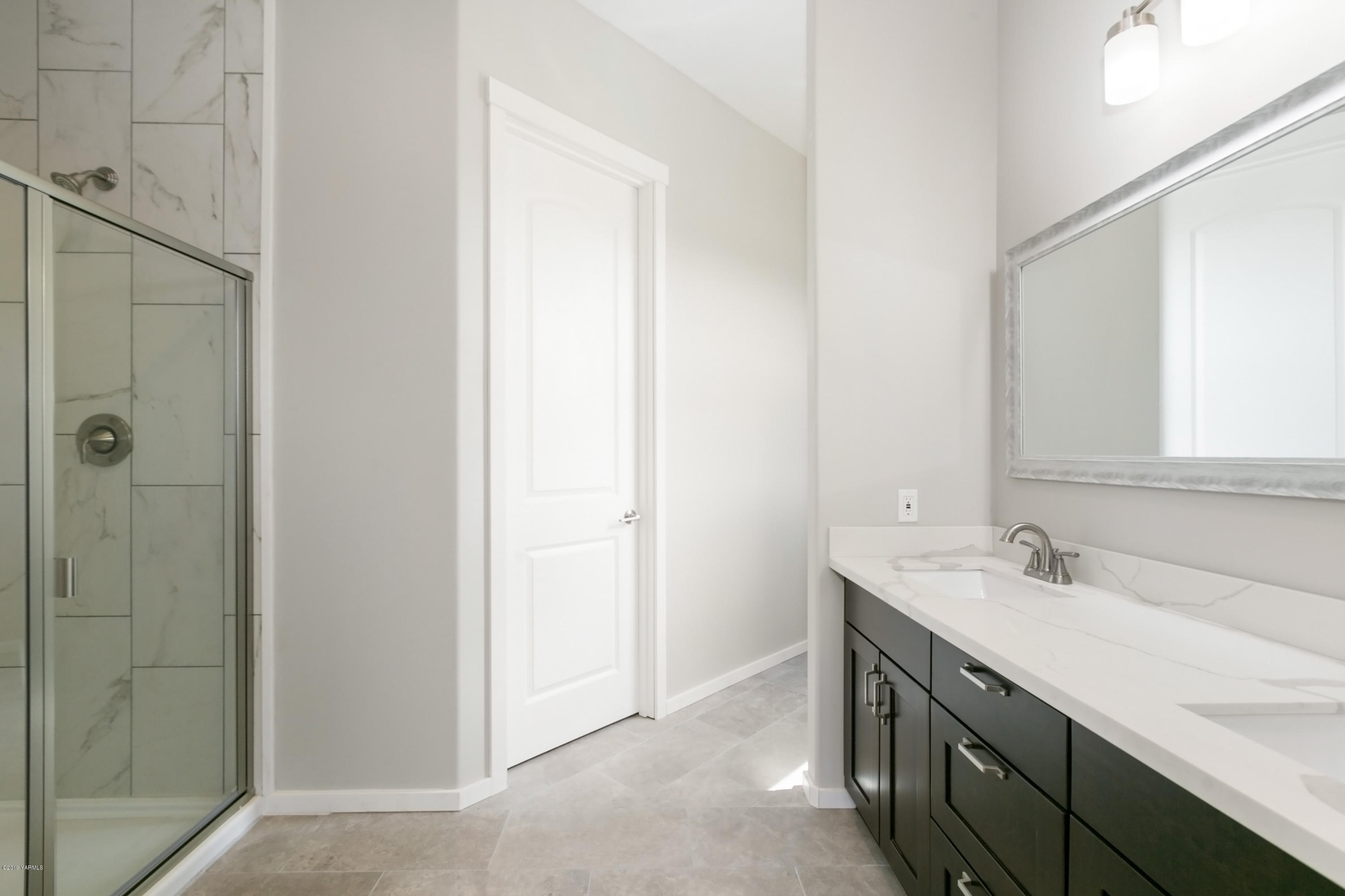 640 Winchester Road Yakima, WA 98908 - Photo 13 of 26 a bathroom with a sink and a mirror