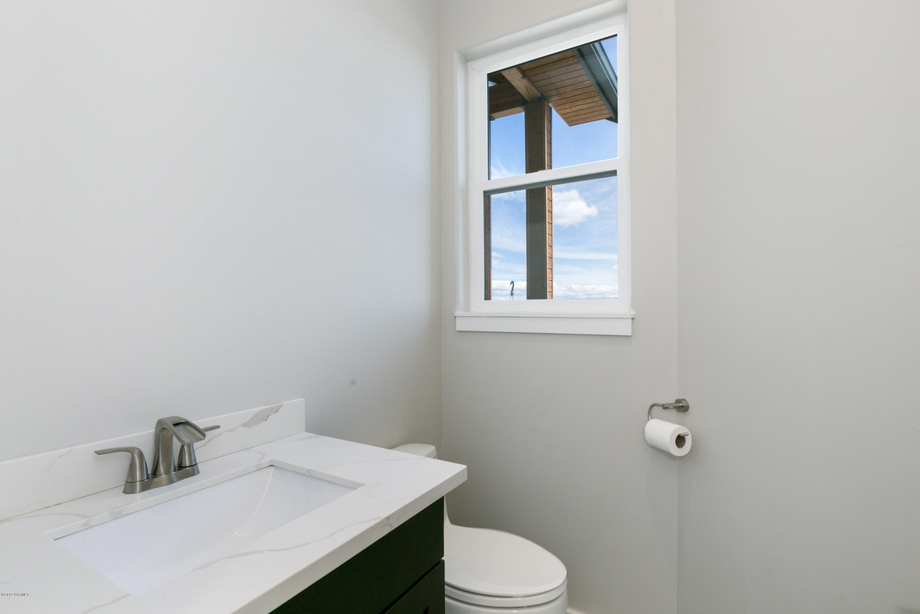 640 Winchester Road Yakima, WA 98908 - Photo 14 of 26 a bathroom with a sink a toilet and shower