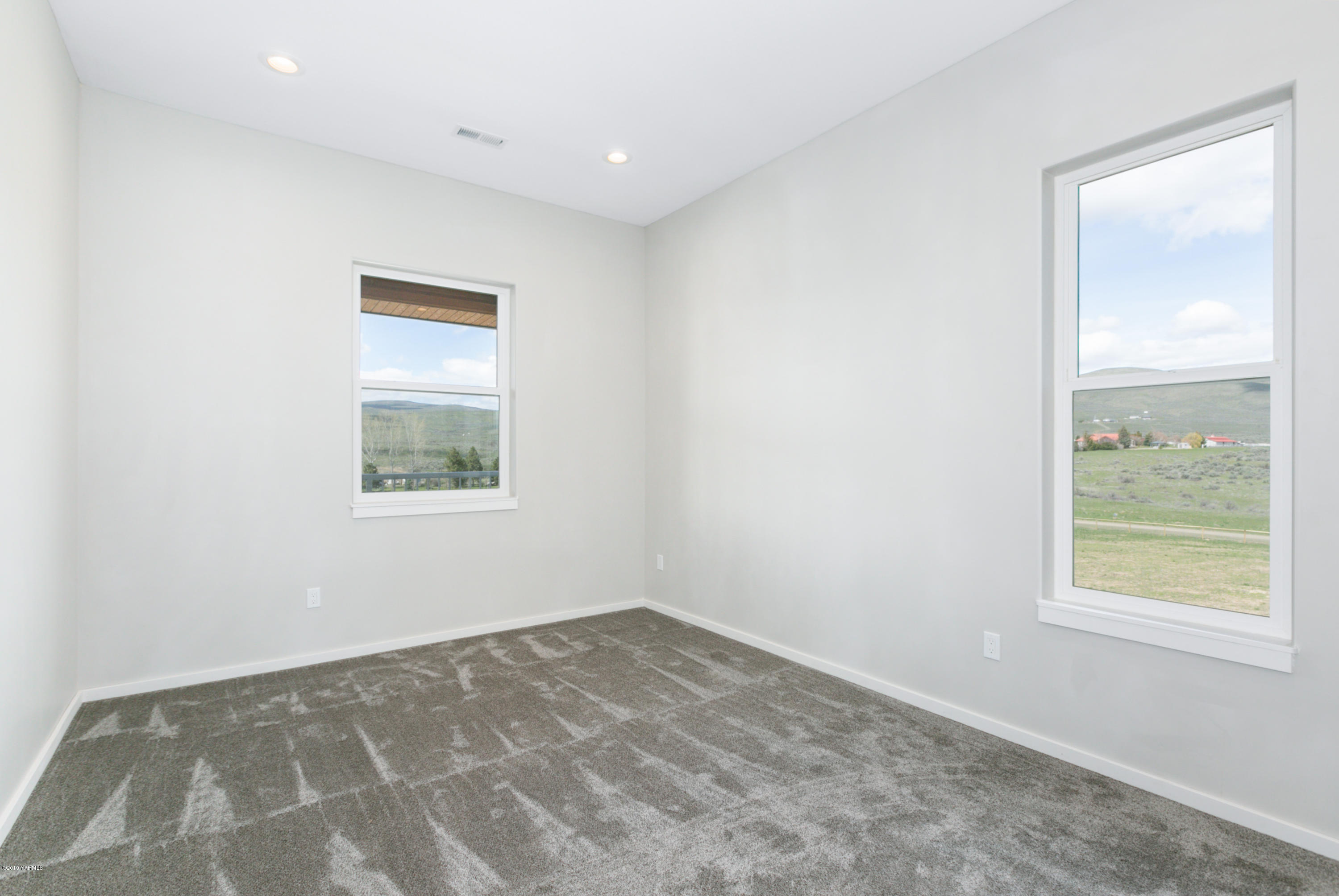 640 Winchester Road Yakima, WA 98908 - Photo 15 of 26 an empty room with a window