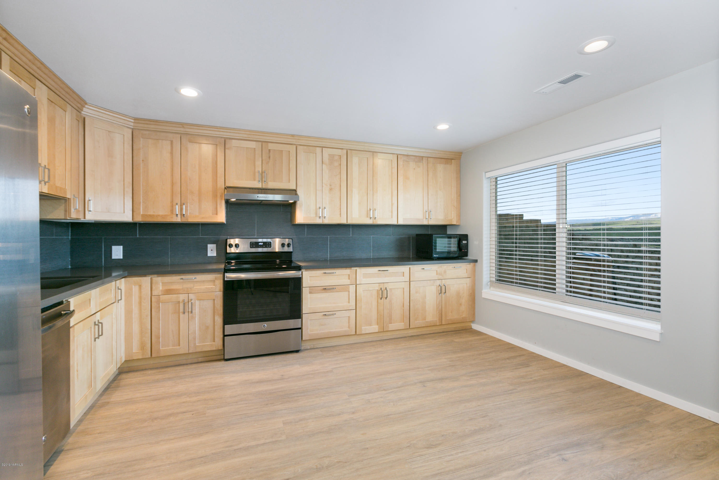 640 Winchester Road Yakima, WA 98908 - Photo 18 of 26 a kitchen with granite countertop a stove a sink and a granite counter tops