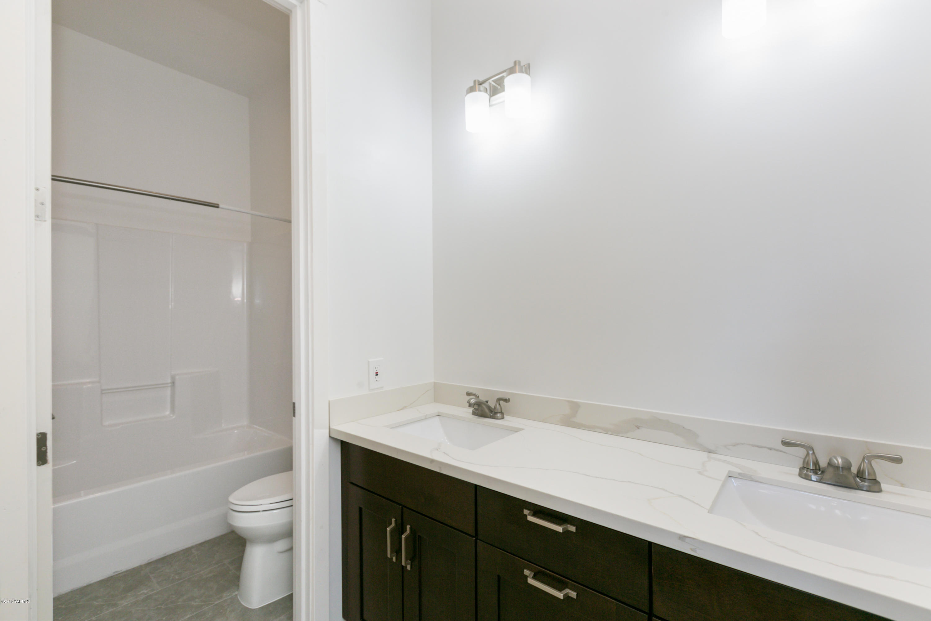 640 Winchester Road Yakima, WA 98908 - Photo 20 of 26 a bathroom with a sink a toilet and shower